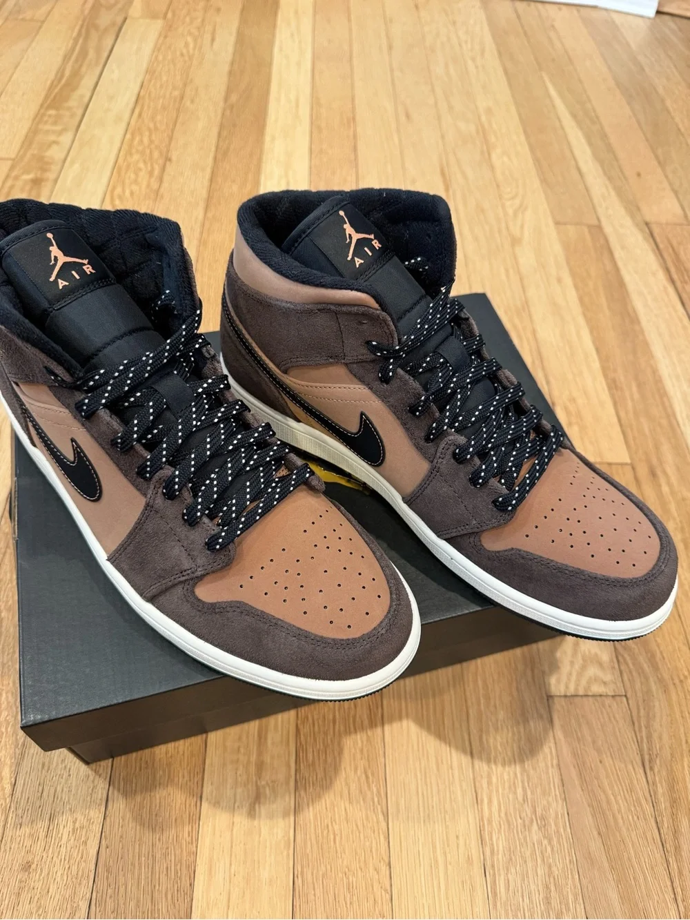 Nike Air Jordan 1 Mid SE Sneakers in Dark Chocolate/Crimson Bliss NWB